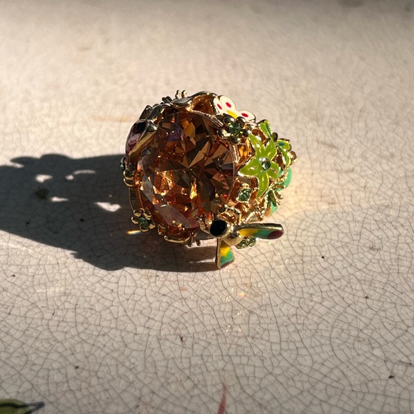 Gorgeous Enameled goldtone flowers n bee butterfly cocktail statement ring - Picture 8 of 12
